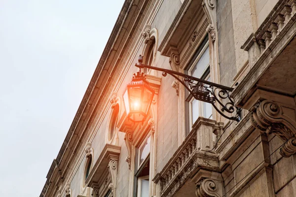 Старый уличный фонарь в Лисбоне, детали старого освещения в центре города — стоковое фото