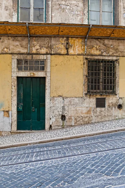 Lissabon gammal fasad, detalj av en gammal gata portugal, turism — Stockfoto