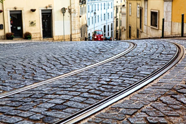 Spårvagn spår i Lissabon, en detalj metall skenor för spårvagnen — Stockfoto