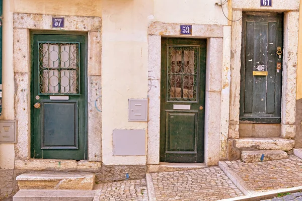 Lisbonne ancienne façade, détail d'une vieille rue portugaise, tourisme — Photo