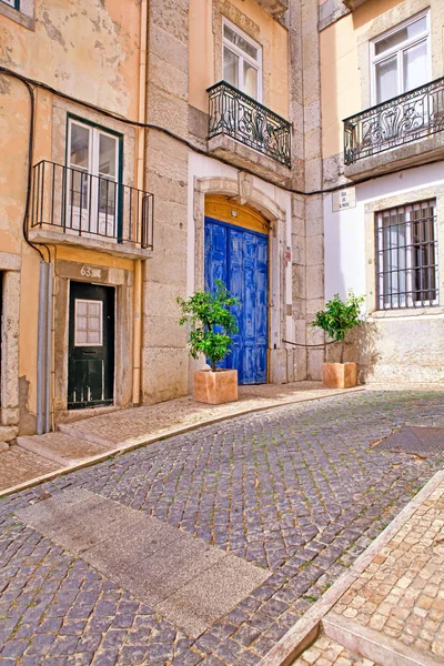 Piękny widok na ulice i architektury w starej Lizbony. — Zdjęcie stockowe