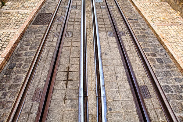 Pistas de tranvía en el LISBON, un detalle de rieles metálicos para el tranvía —  Fotos de Stock