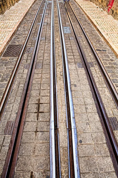 Trilhos de eléctrico na LISBOA, um detalhe trilhos de metal para o eléctrico — Fotografia de Stock