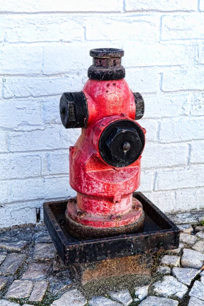 Um hidrante de fogo vermelho close-up em uma rua — Fotografia de Stock