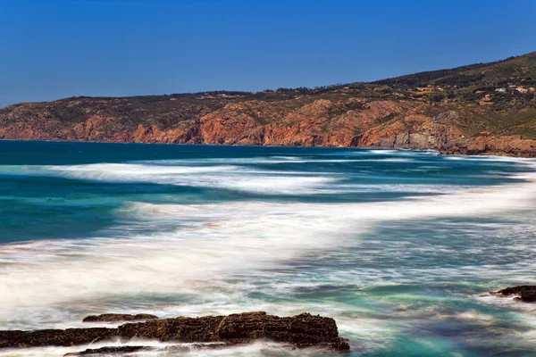 Acantilados y rocas en la costa atlántica de Sintra. Portugal — Foto de Stock