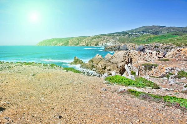 Cliffs and rocks on the Atlantic ocean coast in Sintra in a beau — Stock Photo, Image