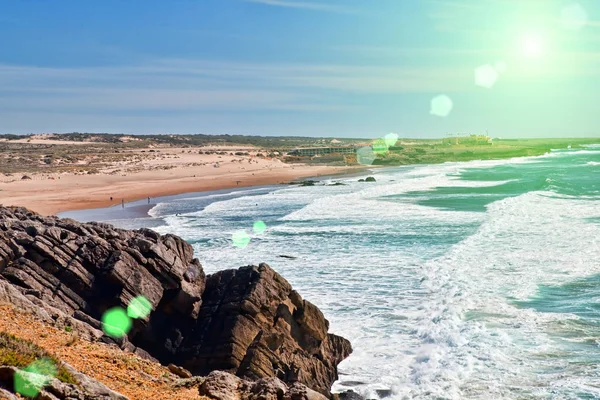 Kliffen en rotsen aan de kust van de Atlantische Oceaan in Sintra in een beau — Stockfoto