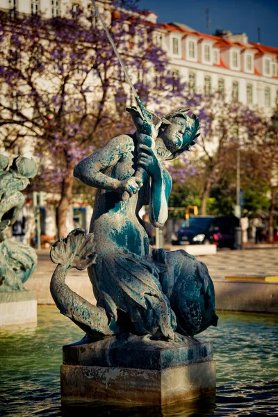 Esculturas en la fuente en la Plaza de Rossio, Lisboa, Portugal — Foto de Stock
