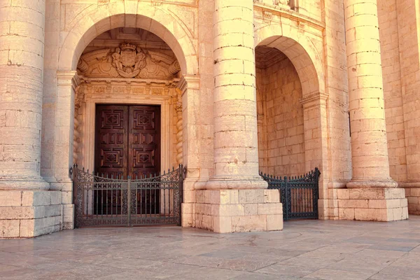 Puerta vieja en la ciudad de lisbon, portugal — Foto de Stock