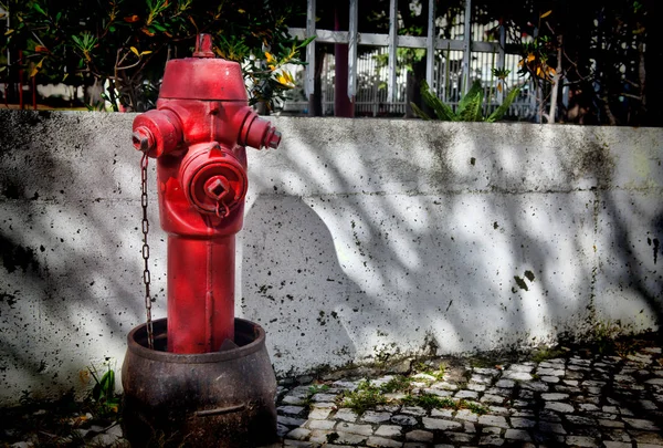 Bouche d'incendie rouge à Lisbonne Portugal — Photo