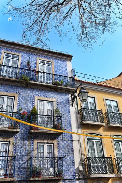 Old building in Lisbon, Portugal — Stock Photo, Image