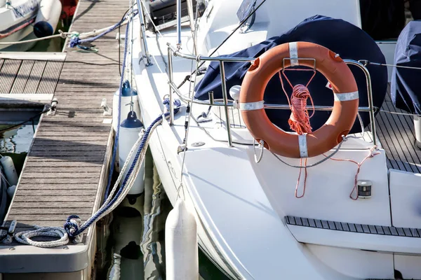 Vackra vita moderna båtar till havs port — Stockfoto