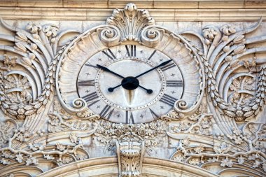 Rua Augusta zafer takı saat yüzünü ile cephe