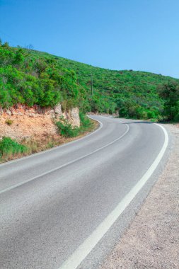Boş yol ve ağaçların altında bulutlu gökyüzü manzara