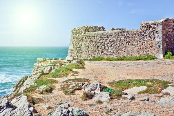 Scogliere e rocce sulla costa atlantica a Sintra in un beau — Foto Stock