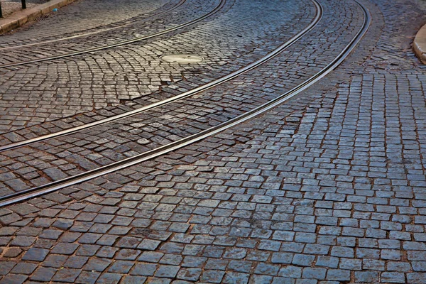 Παλιά σιδηροδρομικές γραμμές στην επιφάνεια λιθόστρωτος δρόμος — Φωτογραφία Αρχείου