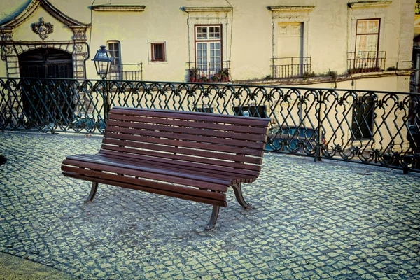 Lonely wooden bench in the park — Stock Photo, Image