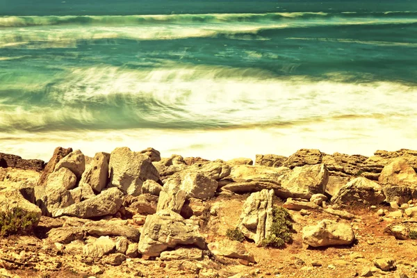 Acantilados y rocas en la costa del océano Atlántico en Sintra en un beau —  Fotos de Stock