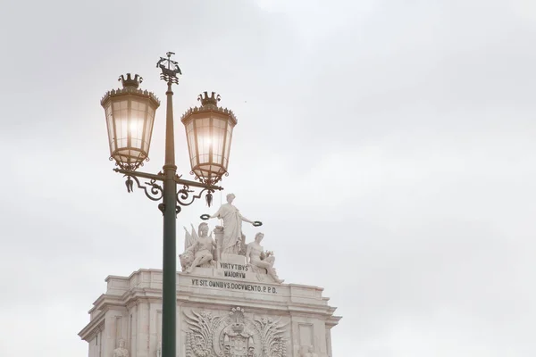 Staré pouliční lampa v Lisabonu, detail staré osvětlení v cit — Stock fotografie