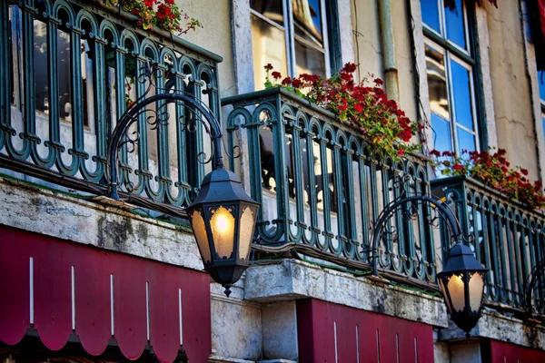 Lâmpada de rua velha numa fachada clássica em Lisboa — Fotografia de Stock