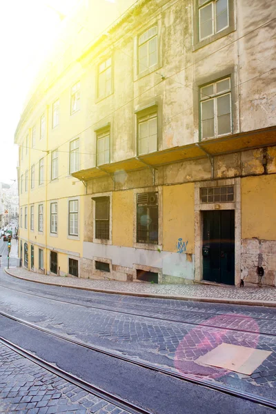 Vacker utsikt över gatorna och arkitekturen i gammal Lissabon. — Stockfoto