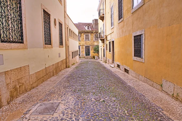 Gyönyörű kilátás nyílik az utcák és az építészet, a régi lisszaboni. — Stock Fotó