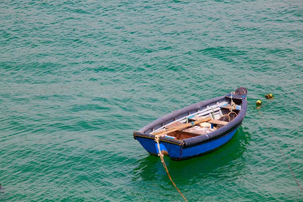 Boat on calm sea  in Cascais Bay, Cascais, Portugal — Stock Photo, Image