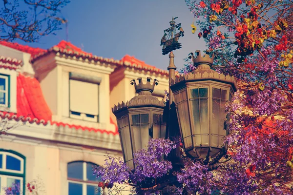 Old street lamp on a classical facade in Lisbon — Stock Photo, Image