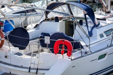 Güzel beyaz modern yat deniz liman 