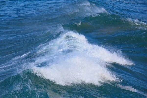 büyük dalga sörf deniz sahil şeridi üzerinde break