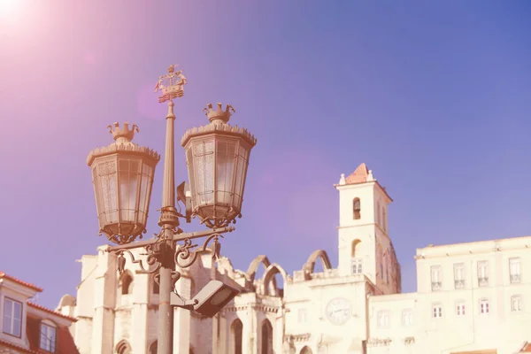 Gamla gatan lampa på en klassisk fasad i Lissabon — Stockfoto