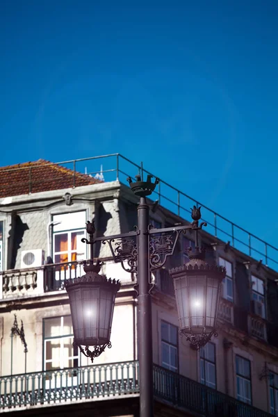 Lizbon klasik bir cephesinde eski sokak lambası — Stok fotoğraf