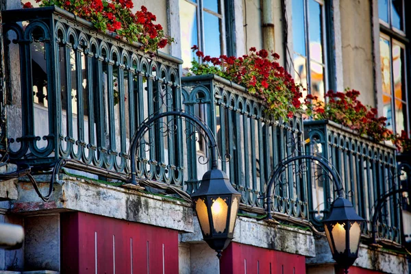 Gamla gatan lampa på en klassisk fasad i Lissabon — Stockfoto