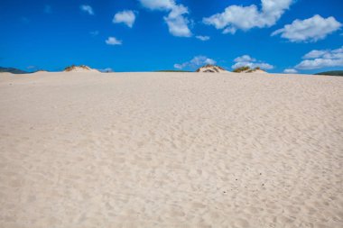 Kum ve gökyüzü ve yaz gün
