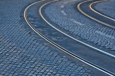 Arnavut kaldırımlı yol yüzeyinde eski demiryolu hatları