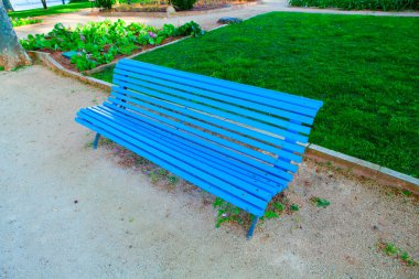 Parkta yalnız ahşap bir bank.