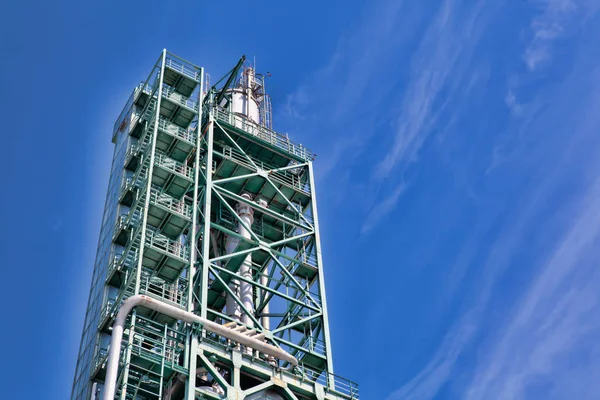 Planta química no céu azul — Fotografia de Stock