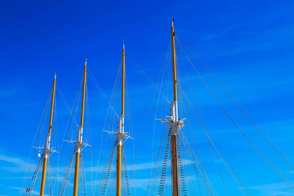 Yacht mast against blue summer sky — Stock Photo, Image