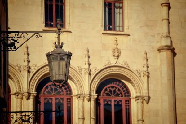 Lâmpada de rua velha numa fachada clássica em Lisboa — Fotografia de Stock