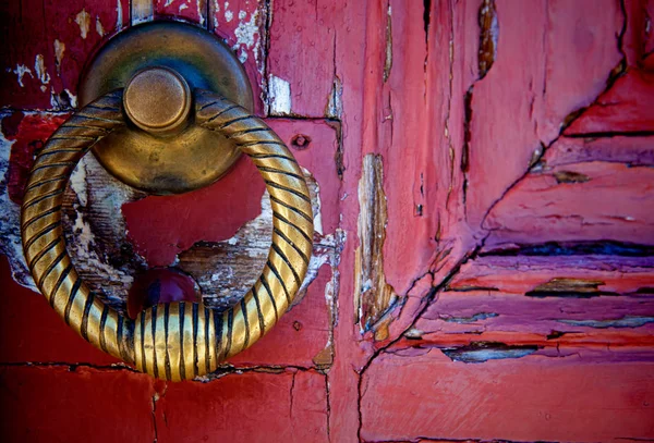ทองเหลืองเคาะประตูไม้เก่าในลิสบอน — ภาพถ่ายสต็อก