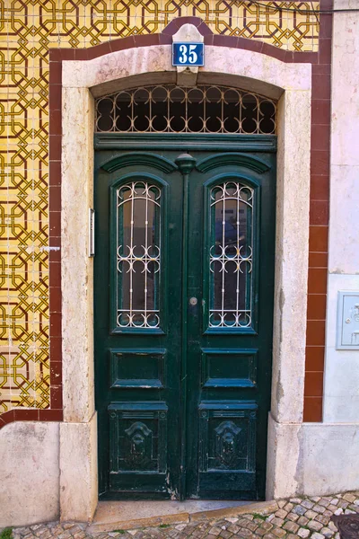 Gammal dörr i staden Lisbon, portugal — Stockfoto