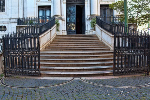 Puerta vieja en la ciudad de lisbon, portugal — Foto de Stock