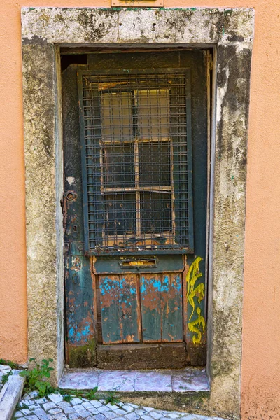 Old door in the city of Lisbon, Portugal — Stock Photo, Image