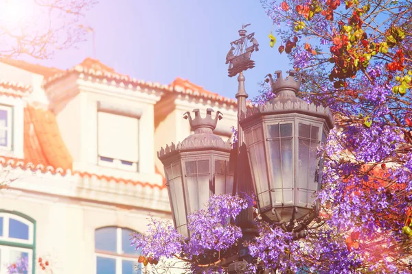 Antiguo farol en una fachada clásica de Lisboa — Foto de Stock