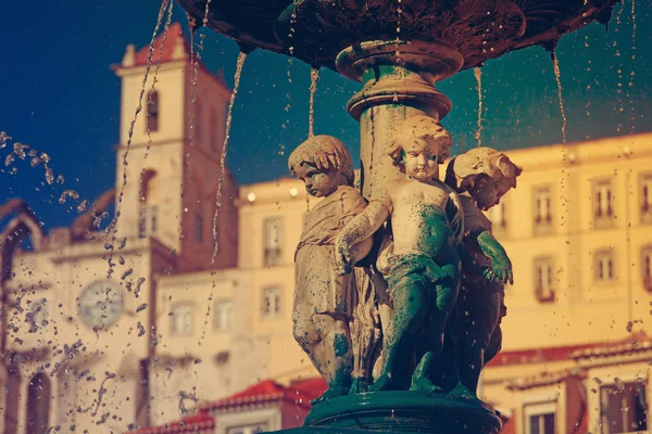 Skulpturer på fontänen på torget Rossio, Lissabon, Portugal — Stockfoto