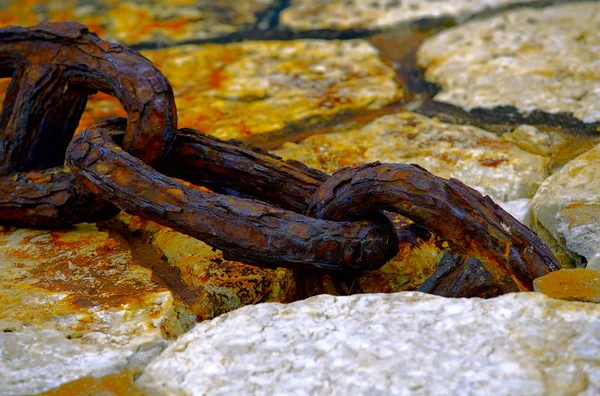 Anchor chain of a vessel on a mooring selective focus — Stock Photo, Image
