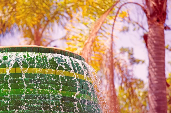 Gros plan d'une fontaine colorée — Photo