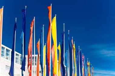 Mavi gökyüzü rengarenk bayraklar