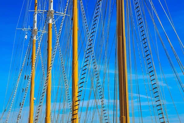 Mastro de iate contra céu azul de verão — Fotografia de Stock