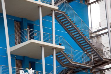 yeni bir binanın yan tarafındaki yangın kaçış merdiveni